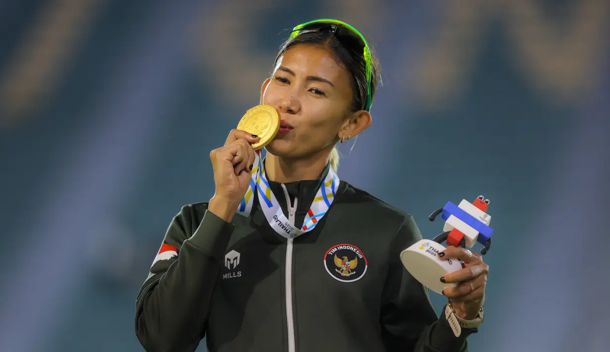 Medali emas ini memiliki makna khusus bagi Emilia Nova yang berhasil melewati masa panjang pemulihan akibat cedera dan operasi yang memaksanya absen dari performa terbaik. Tampak dalam foto, atlet atletik Indonesia, Emilia Nova, usai memenangi lomba dan meraih emas nomor heptathlon (tujuh lomba) SEA Games 2025 di Stadion Supachalasai Bangkok, Thailand Selasa (16/12/2025) malam. (Bola.com/Bagaskara Lazuardi)