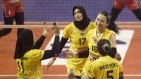 Pemain Petrokimia Gresik Pupuk Indonesia Yolla Yuliana (15) dan rekan-rekannya dalam laga melawan Kharisma Premium Bandung pada final four Livoli Divisi Utama 2022. Petrokimia menang 3-0 (25-14, 25-23, 25-20) di GOR Kimageti, Magetan, Jumat, 4 November. (foto: PBVSI)