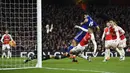 Proses terjadinya gol striker Chelsea, Diego Costa, ke gawang Arsenal. Gol penyerang Spanyol itu dicetak pada menit ke-23 melalui umpan Branislav Ivanovic. (Reuters/Dylan Martinez)