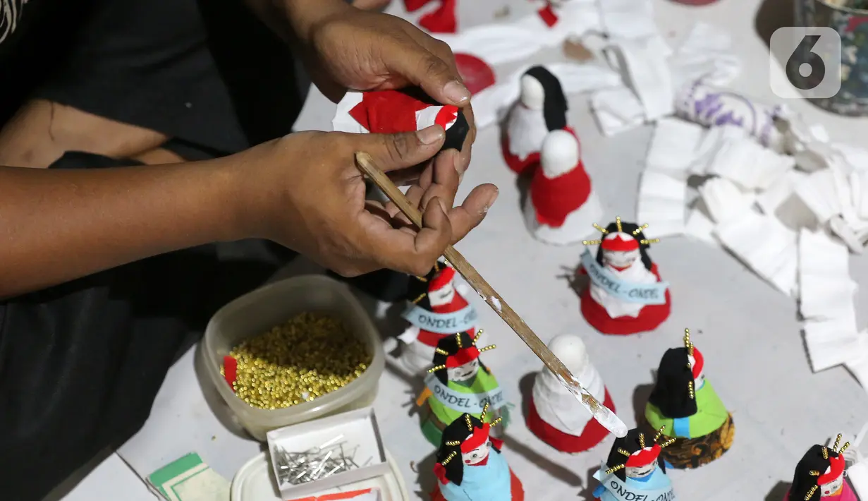 Pekerja membuat ondel-ondel dari shuttlecock atau kok bekas di perkampungan Budaya Betawi, Srengseng Sawah, Jakarta, Sabtu (8/8/2020). Pembuatan ondel-ondel dari shuttlecock bekas mampu memproduksi hingga 100 buah per harinya. (Liputan6.com/Fery Pradolo)