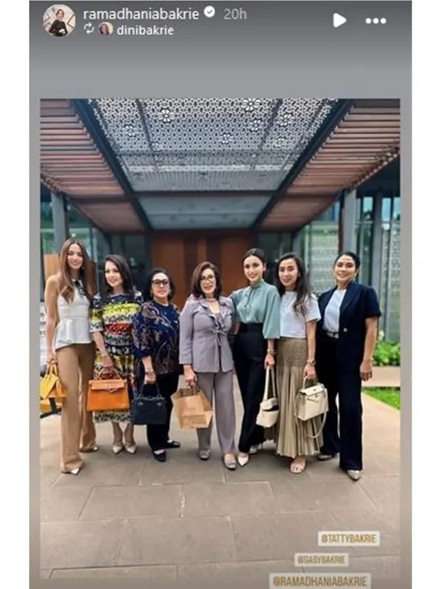 6 Potret Perayaan Ultah Ibu Mertua Nia Ramadhani, Mikhayla Jadi Pembawa Kue
