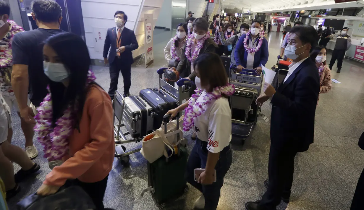 <p>Rombongan pertama wisatawan asing tiba di Bandara Internasional Taoyuan di Taoyuan, Taiwan Utara, Kamis (13/10/2022). Biro pariwisata Taiwan memperkirakan total 244 wisatawan dari sekitar 20 kelompok wisata tiba Kamis ini. (AP Photo/Chiang Ying-ying)</p>