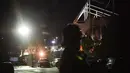 Petugas berjaga di dekat helikopter yang jatuh dan terbakar di tempat parkir di luar Stadion King Power, Leicester, Inggris (27/10). Saksi mata mengatakan beberapa polisi sempat berusaha menyelematkan orang di dalam helikopter. (AFP Photo/Ben Stansall)