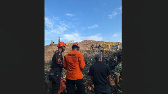 Gunung sampah di Tempat Pengolahan Sampah Terpadu (TPST) Bantargebang, Bekasi, Jawa Barat (Jabar) mengalami longsor.