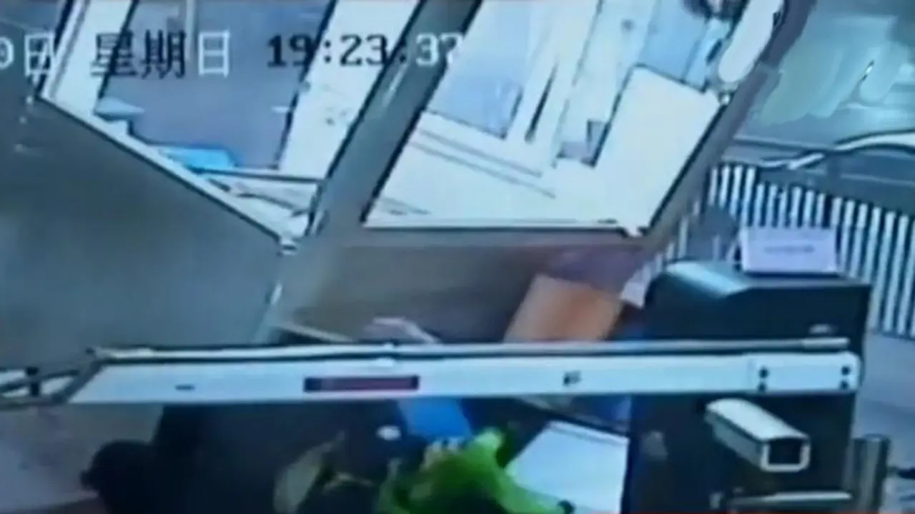 VIDEO: Salah Injak Pedal, Mobil Ini Tabrak Pos Parkir di Tiongkok
