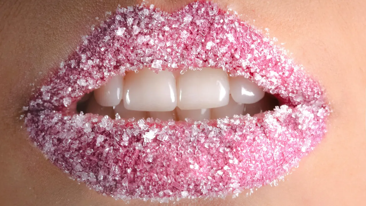 Ilustrasi Madu dan Gula pada Bibir//copyright pexels/Rodolfo Clix