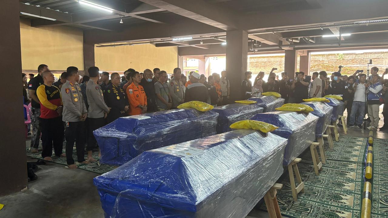 Tangis Haru Keluarga Saat DVI Serahkan 7 Korban Kecelakaan Pesawat ATR 42-500
