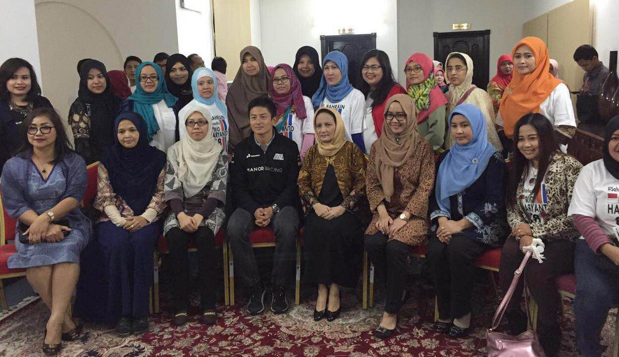 Rio Haryanto berfoto dengan staf KBRI Manama, Rabu (30/3/2016) malam waktu setempat.(Bola.com/(Istimewa/Andri Hartanto)