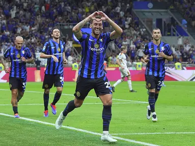 Gelandang Inter Milan Hakan Calhanoglu merayakan gol kedua timnya yang dicetak ke gawang Lecce pada pekan kedua Serie A 2024/2025 di Giuseppe Meazza, Minggu (25/8/2024) dini hari WIB. (Spada/LaPresse via AP)