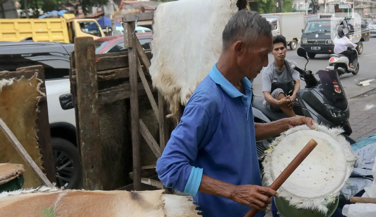 Menjelang lebaran perajin dan pedagang bedug sudah kebanjiran pesanan. (Liputan6.com/Herman Zakharia)