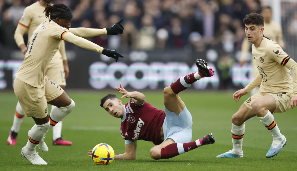 Pemain West Ham United, Nayef Aguerd, terjatuh saat melawan Chelsea pada laga Liga Inggris di Stadion Olimpiade, London (11/2/2023). Chelsea hanya mampu bermain imbang 1-1 saat bertandang ke markas West Ham. (AP Photo/David Cliff)