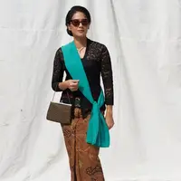Jadi salah satu artis Indonesia yang kenakan kebaya dalam keseharian. Tampilan Dian Sastrowardoyo kenakan kebaya kutubaru warna hitam dipadukan kain batik warna coklat, obi belt merah, dan selendang warna hijau bisa jadi pilihan. [@therealdisastr].