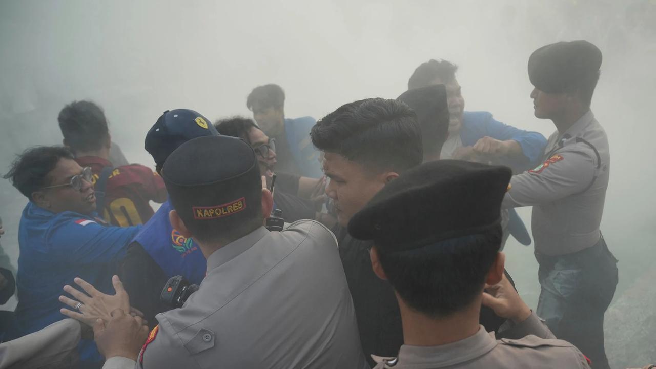 FOTO: Demo PMII di DPR Berujung Ricuh