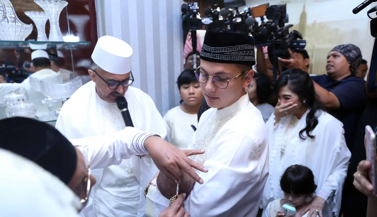 Menjalankan ajaran Agama, Andhika dan Ussy pun menggelar acara aqiqah serta syukuran atas kelahiran anak perempuannya ini. Tampak kompak, bersama ketiga anaknya, Andhika dan Ussy mengenakan pakaian serba putih. (Nurwahyunan/Bintang.com)