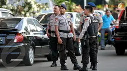 Meski sepi penonton, beberapa anggota kepolisian tetap berjaga-jaga di seputaran Stadion GBK Jakarta (Liputan6.com/Helmi Fithriansyah).