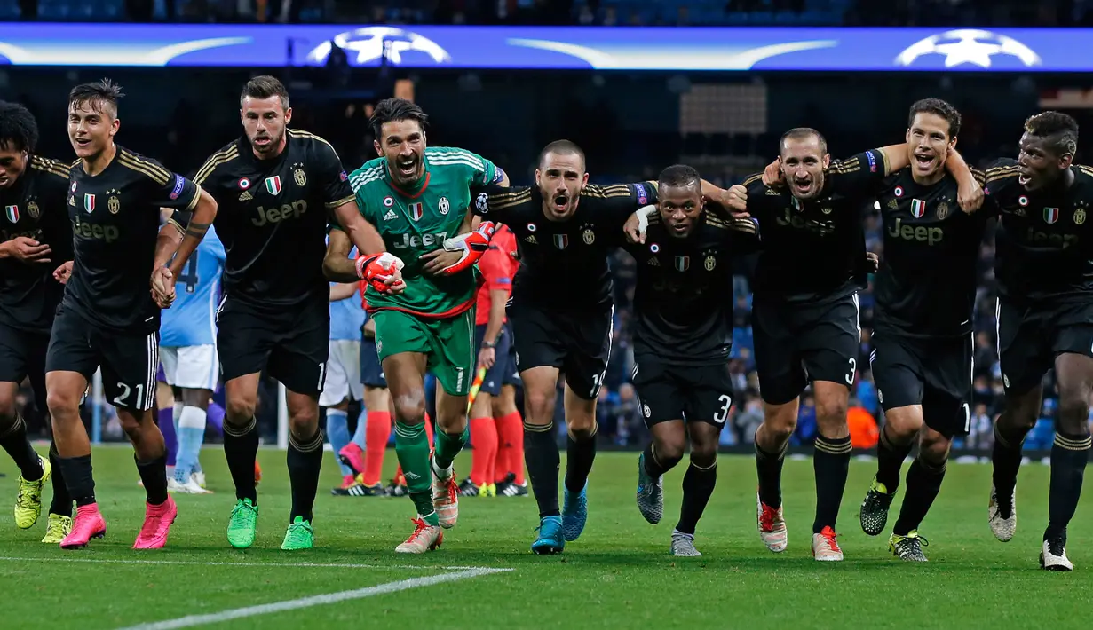 Para pemain Juventus merayakan kemanangan usai pertandingan melawan Manchester City pada laga penyisihan grup D Liga Champions di Etihad Stadium, Rabu (16/9/2015). Juventus mengalahkan Manchester City dengan skor 2-1. (Reuters/Phil Noble)