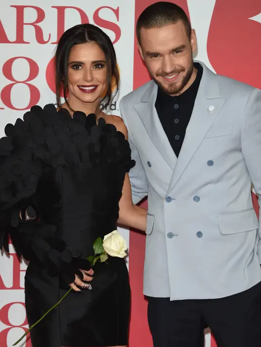 Cheryl Cole didampingi Liam Payne membawa mawar putih di karpet merah BRIT Awards 2018, London, Rabu (21/2). Brit Awards dihiasi mawar putih sebagai lambang solidaritas melawan pelecehan seksual yang ramai di industri hiburan (Vianney Le Caer/Invision/AP)