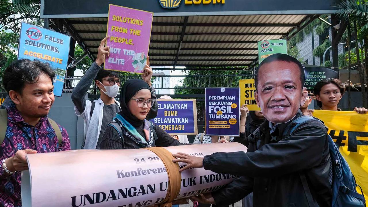 FOTO: Demo Hari Bumi Soroti Transisi Energi Nasional