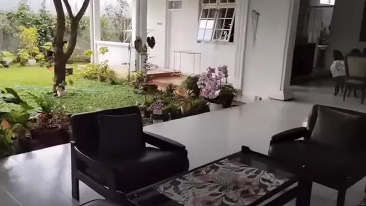 Jika melihat lebih ke dalam, suasana rumah pun terasa begitu sederhana