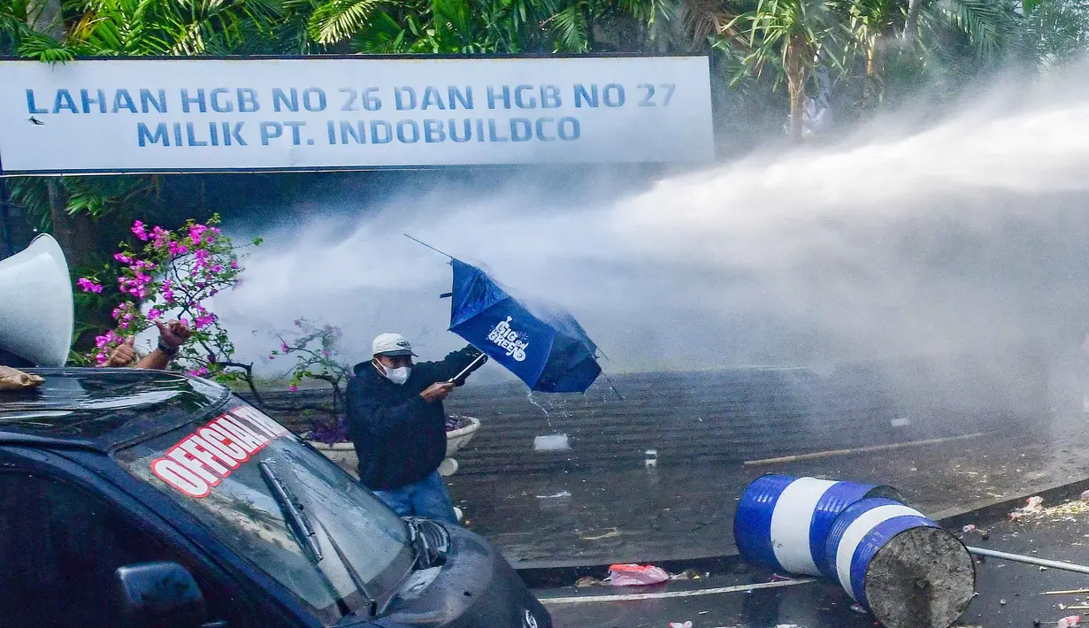 Massa yang menolak eksekusi lahan Hotel Sultan terlibat bentrok dengan petugas pengamanan gabungan di kawasan Gelora Bung Karno (GBK), Jakarta, Kamis (18/6/2026). (merdeka.com/Arie Basuki)