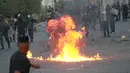 Pasukan keamanan berusaha membubarkan para demonstran saat protes antipemerintah di dekat Alun-Alun Tahrir, Baghdad, Irak, Senin (27/7/2020). Perdana Menteri Irak mengatakan telah memerintahkan penyelidikan atas pembunuhan dua demonstran antipemerintah. (AP Photo/Hadi Mizban)
