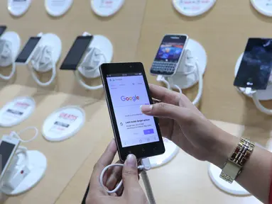 Pengunjung melihat smartphone di Galeri Indosat Ooredoo, Jakarta, Kamis (14/7). Kementerian Perindustrian (Kemenperin) tengah menyiapkan aturan baru untuk mendorong pembangunan industri ponsel 4G di dalam negeri. (Liputan6.com/Angga Yuniar)