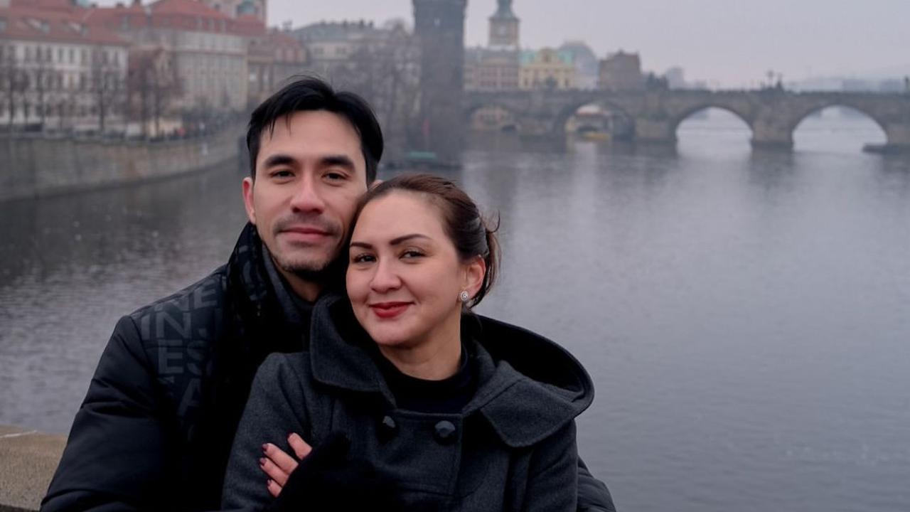 Cinta yang Bertahan 18 Tahun, Potret Manis Donna Agnesia dan Darius Sinathrya