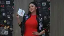 Dewi Perssik berpose saat peluncuran album terbarunya 'Semua Karena Cinta' di kawasan Kemang, Jakarta Selatan, Kamis (13/4). Dewi menyuguhkan 10 lagu yang easy listening di album terbarunya tersebut. (Liputan6.com/Herman Zakharia)
