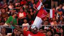 Dukungan suporter Indonesia saat final bulutangkis beregu putra SEA Games 2015.  (Bola.com/Arief Bagus)