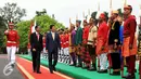 Presiden Joko Widodo berjalan bersama Perdana Menteri Jepang, Shinzo Abe saat menyambut kedatangannya di Istana Kepresidenan Bogor, Jawa Barat, Minggu (15/1). (Liputan6.com/Panca Syurkani/Pool)