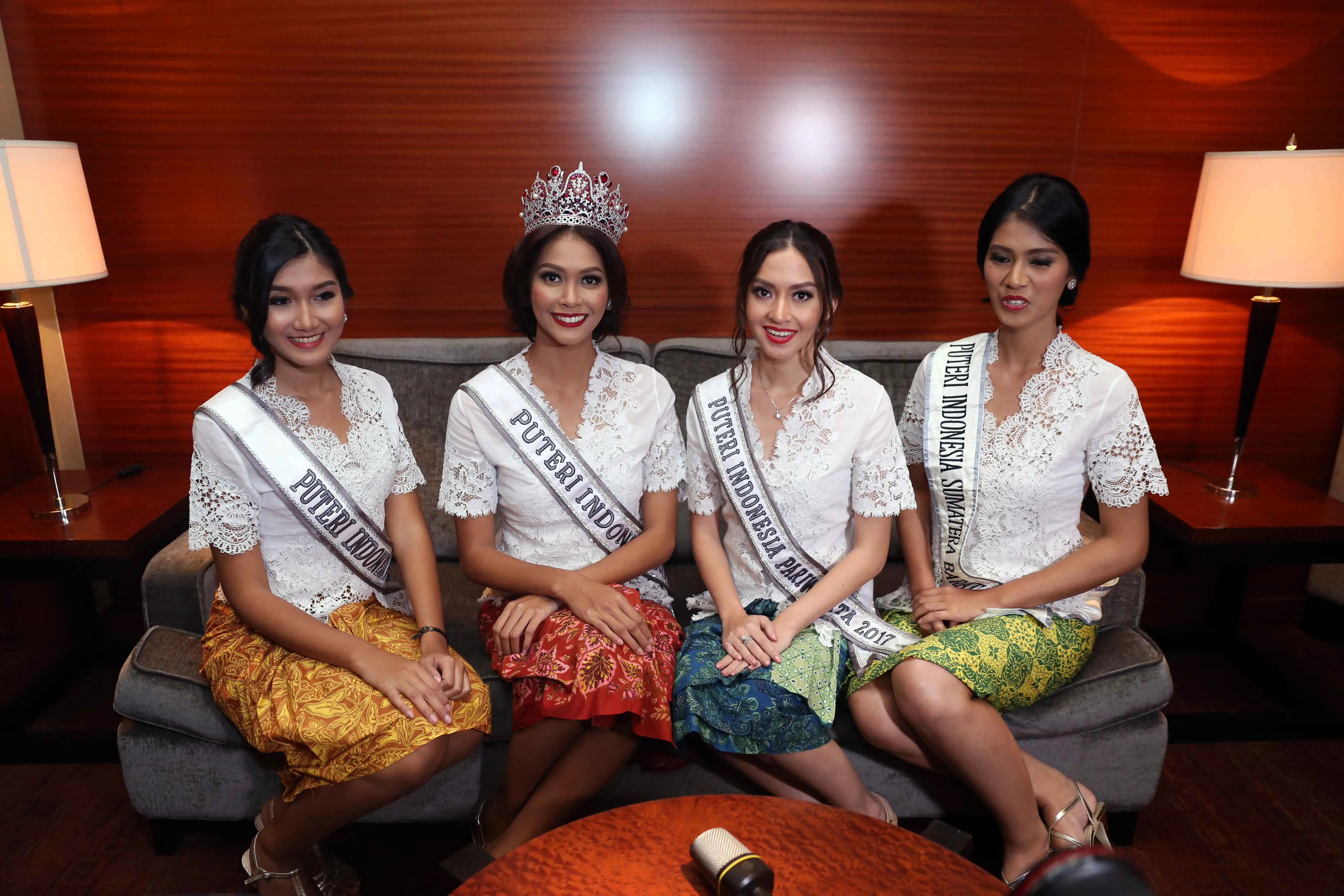 Bunga Jelitha Ibrani bersama finalis Putri Indonesia. (Nurwahyunan/bintang.com)
