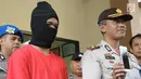 Kompol Dony Eko Listyanto (kanan) bersama pelaku pembunuhan PSK Ayu Sinar Agustin alias Ninin (23) saat rilis di Mapolsek Semarang Barat, Sabtu (15/9). Pelaku menghabisi korban dengan cara dibekap menggunakan Bantal. (Liputan6.com/Gholib)