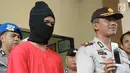Kompol Dony Eko Listyanto (kanan) bersama pelaku pembunuhan PSK Ayu Sinar Agustin alias Ninin (23) saat rilis di Mapolsek Semarang Barat, Sabtu (15/9). Pelaku menghabisi korban dengan cara dibekap menggunakan Bantal. (Liputan6.com/Gholib)