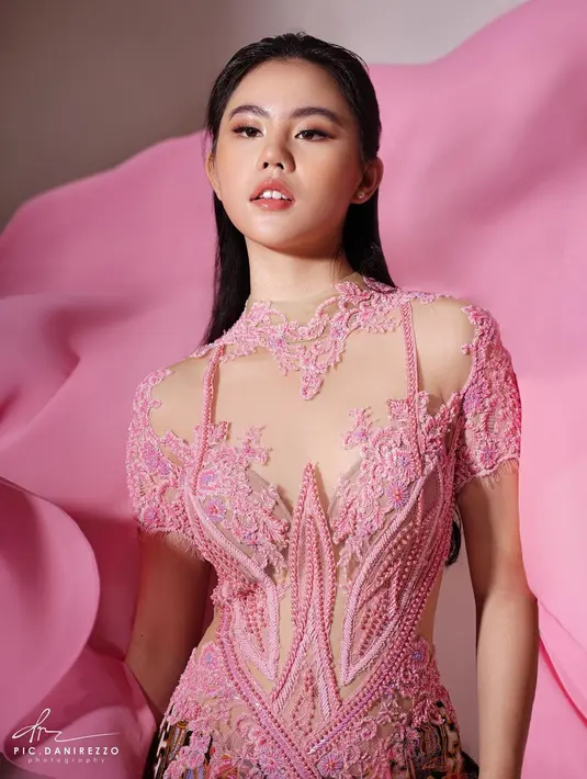 Zoe Levana mewakili Indonesia di ajang Supermodel International bersama 32 negara lainnya di Chiangmai Thailand. Rangkaian acaranya telah berlangsung sejak Mei 2022 dan grand final pada 15 September 2022. (Foto: Instagram @zoe_levana)