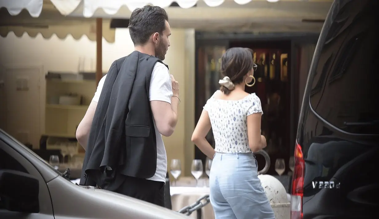 Selena menghabiskan waktu dengan seorang produser, Andrea Iervolino dalam liburannya kali ini ke Italia. (twitter/selenahqmedia)