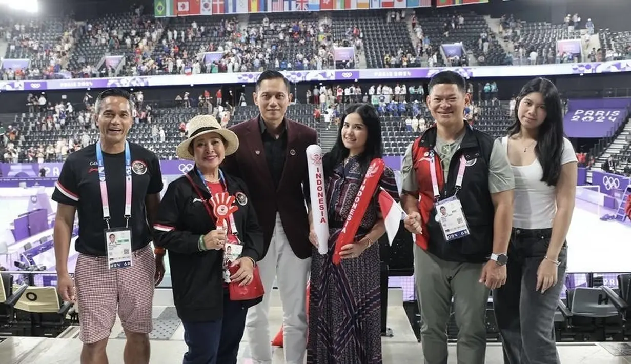 Sedangkan, Annisa Pohan mengenakan dress plisket bermotif waena merah senada dengan blazer AHY.   [@annisayudhoyono]