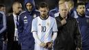 Kapten Argentina, Lionel Messi, tampak kecewa usai gagal mengalahkan Venezuela pada laga kualifikasi Piala Dunia 2018 di Stadion Monumental Antonio Vespucio Liberti, Rabu (6/9/2017). Argentina ditahan imbang 1-1 oleh Venezuela. (AP/Victor R. Caivano)