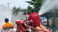 Kali ini yang menjadi objek penyemprotan cairan disinfektan adalah rumah warga yang berada di sekitar Tempat Pembuangan Akhir (TPA) Terjun, Jalan Marelan Raya