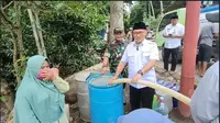 Wali Kota Cilegon Helldy Agustian dan PT Indo Raya Tenaga (IRT) selaku pengelola PLTU Jawa 9&10 saat memberikan bantuan ari bersih untuk warga.