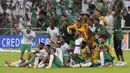 Para pemain Arab Saudi melakukan selebrasi usai mengalahkan Jepang 1-0 dalam laga kualifikasi grup B zona Asia Piala Dunia Qatar 2022 di Stadion King Abdullah Sports City, Jeddah, Arab Saudi, Kamis (7/10/2021). (AP Photo)
