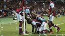 Aksi pemain West Ham United, Cheikhou Kouyaté #8 usai mencetak gol ke gawang Chelsea pada ajang Piala Liga Inggris, Kamis (27/10/2016) dini hari WIB. (AP/Alastair Grant)