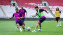 Legenda Barcelona, Cristian Tello (tengah kanan) berusaha menendang bola dalam latihan jelang laga Clash of Legends melawan DRX World Legends di Stadion Utama Gelora Bung Karno (SUGBK), Senayan, Jakarta, Jumat (17/04/2026) sore WIB. (Bola.com/Bagaskara Lazuardi)