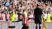 Striker Sunderland Jermain Defoe merayakan gol ke gawang Newcastle United (Reuters / Lee Smith Livepic)