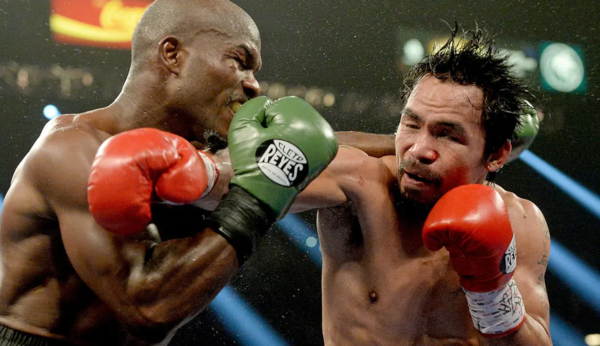 Manny Pacquiao (kiri) vs Timothy Bradley (REUTERS/Jayne Kamin-Oncea)