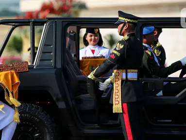 Personel Purna Paskibraka 2023 bersiap menaiki mobil Maung Pindad sambal me,bawa replica Merah Putih dan teks proklamasi prosesi kirab dari Kawasan Monas menuju Lanud Halim Perdanakusuma, Jakarta, Sabtu (10/8/2024). (Liputan6.com/Herman Zakharia)