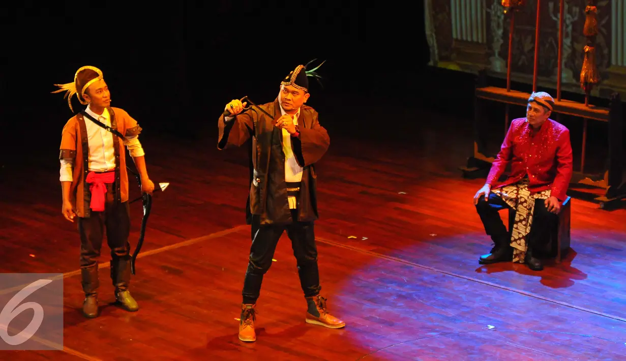 Cak Lontong saat memainkan adegannya dalam pementasan teater Kebangsaan Tripikala di Tim, Cikini, Jakarta, Senin ( 23/1). Sejumlah seniman dan aktris turut ikut mementaskan teater tersebut. (Liputan6.com/Angga Yuniar)