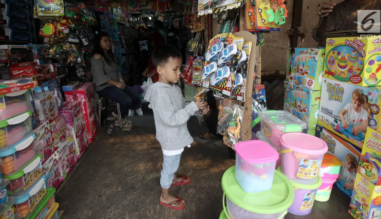 Seorang bocah melihat sejumlah mainan di salah satu kios Pasar Gembrong, Jakarta, Selasa (9/1). Rencananya, pedagang Pasar Gembrong akan berjualan di Pasar Cipinang Besar, setelah penertiban pada Maret 2018. (Liputan6.com/Arya Manggala)