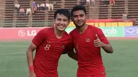 Pemain Timnas Indonesia U-22, Witan Sulaeman, merayakan kemenangan bersama Asnawi Mangkualam pada laga Piala AFF U-22 2019 di Olympic Stadium, Phnom Penh, Kamboja, Minggu (24/2/2019). Indonesia menang 1-0 atas Vietnam. (Bola.com/Zulfirdaus Harahap)