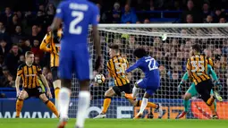 Pemain Chelsea Willian melakukan tendangan yang akhirnya membuahkan gol pembuka untuk Chelsea saat melawan Hull City dalam pertandingan Piala FA Inggris di stadion Stamford Bridge di London (16/2). (AP Photo / Alastair Grant)