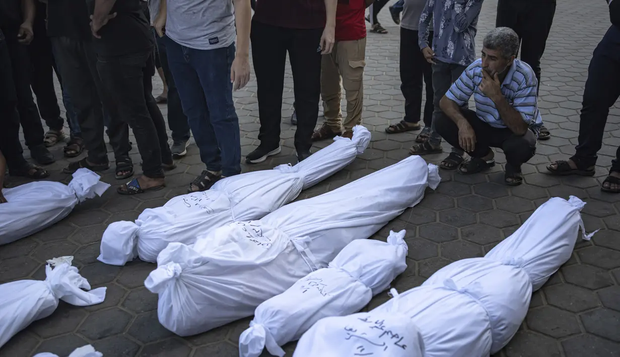 Mereka terkena serangan udara, dihantam oleh roket yang salah sasaran, terbakar oleh ledakan dan tertimpa bangunan. ( AP Photo/Fatima Shbair)